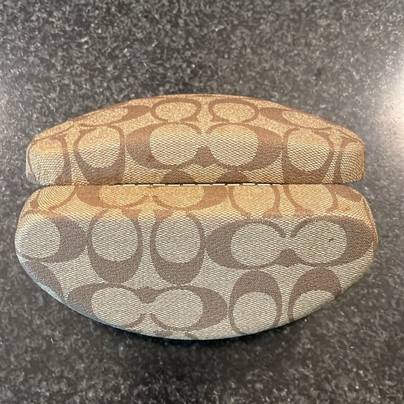Coach: Signature “C” Hard Sunglass Case - Picture 4 of 8